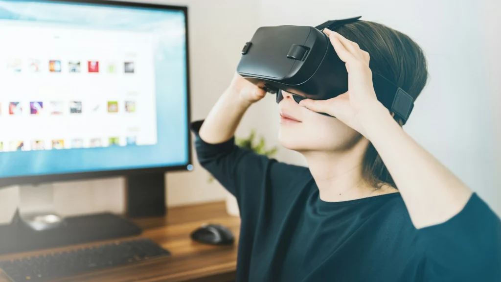 Человек в VR-гарнитуре во время терапевтического занятия