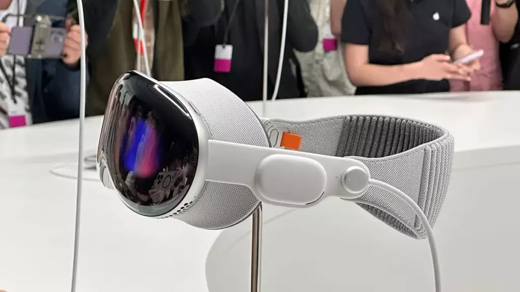 Гарнитура виртуальной реальности Apple Vision Pro на выставке.
