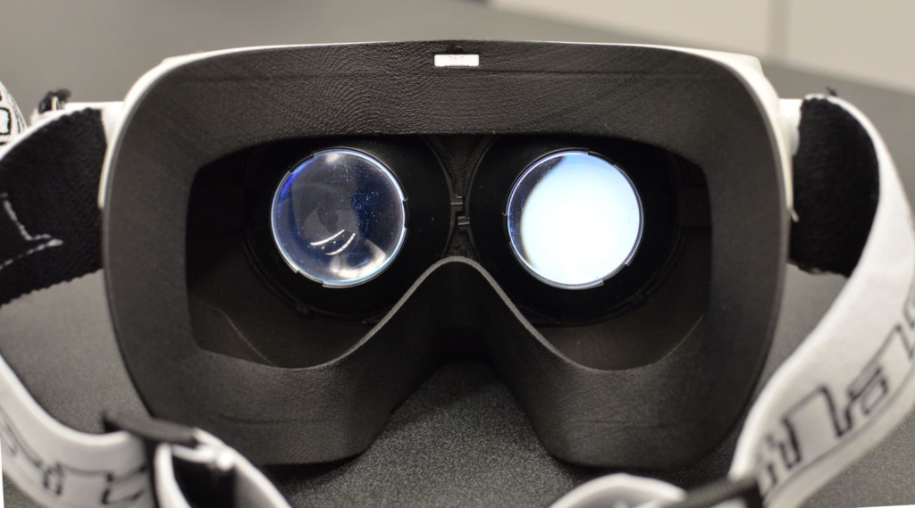 Внутренний вид VR-гарнитуры с линзами, демонстрирующими эффект Mura