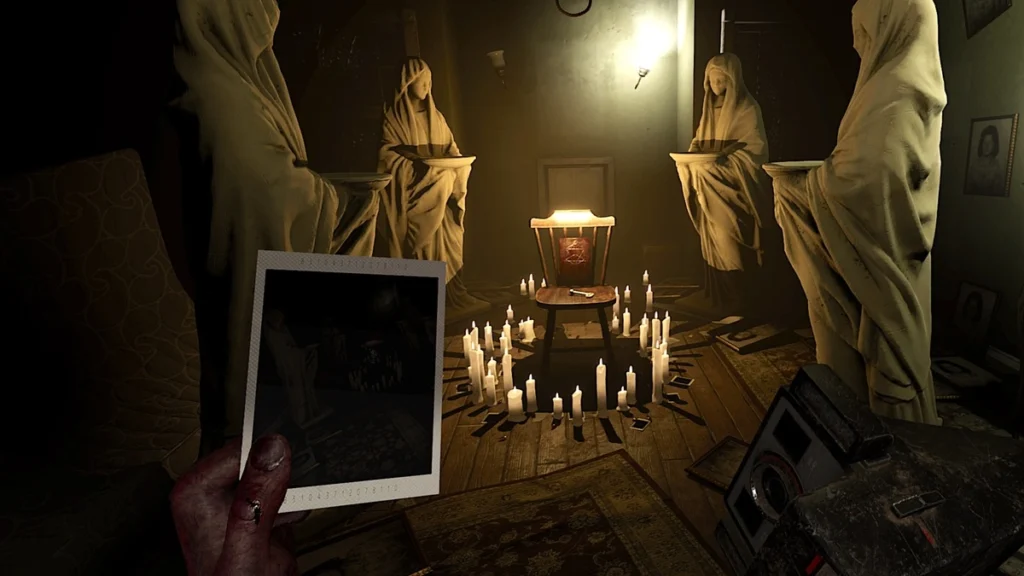 Жуткий ритуальный зал с горящими свечами и статуями в игре MADISON VR